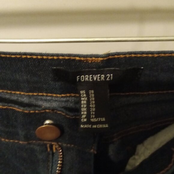 Ladies dark wash Forever 21 skinny jeans size 28 in great condition - Picture 3 of 3